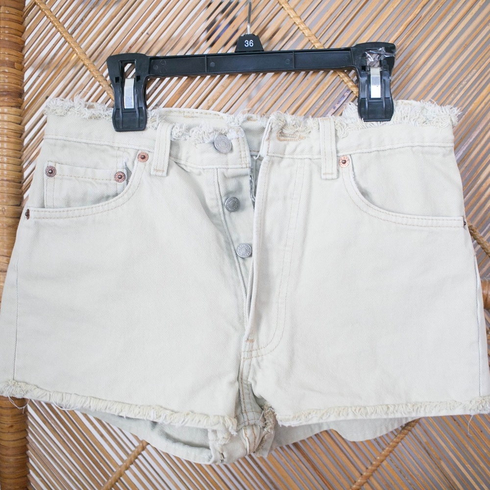 3/$25 ✨ Levi Vintage Shorts Cream